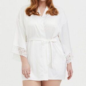 TORRID Bride White Satin & Lace Get Ready Robe Size 1 Tie Closure with Pockets